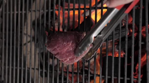 Вкусный мясной стейк на гриле — стоковое видео
