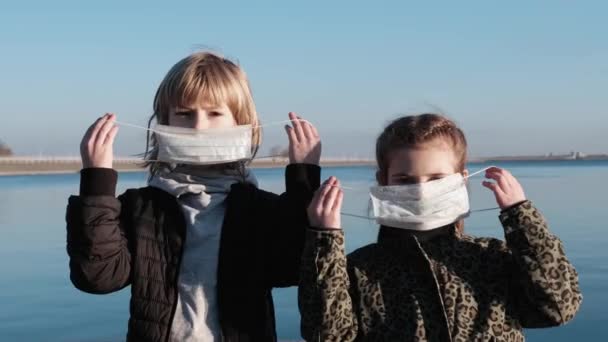 COVID-2019. Kinderen met een gezichtsmasker — Stockvideo