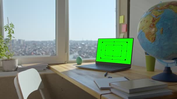 绿色屏幕在木制桌子上模拟笔记本电脑. — 图库视频影像