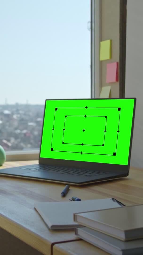 Tela verde simular laptop na mesa de madeira . — Vídeo de Stock
