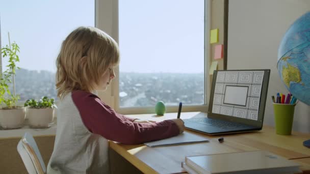 Aprendizaje de niños en línea mediante llamada telefónica usando computadora portátil . — Vídeos de Stock