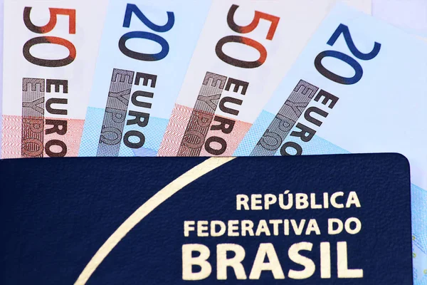 Passaporte Brasileiro Com Notas Euro — Fotografia de Stock