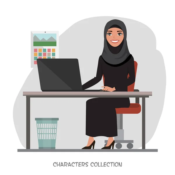 Αραβικά επιχειρηματίες χρησιμοποιώντας έναν υπολογιστή, χαμογελώντας ενώ εργαζόταν στο γραφείο — Διανυσματικό Αρχείο