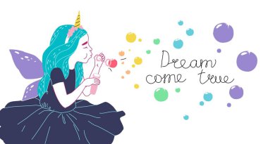 Peri kostümlü tatlı kız sabun köpüğü üflüyor.