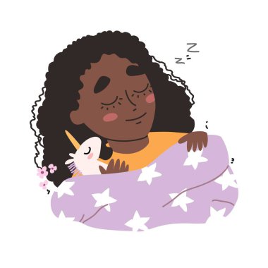 Küçük tatlı siyahi Afrikalı Amerikalı kız yatağında uyuyor.