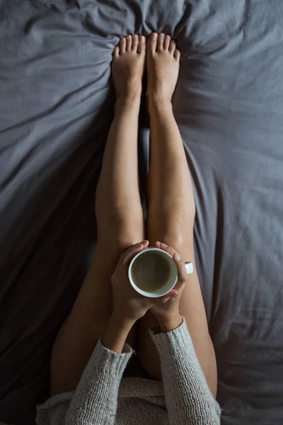 Ung kvinna som dricker kaffe — Stockfoto