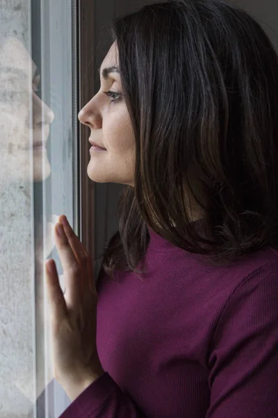 Молода жінка Задумлива біля вікна — стокове фото