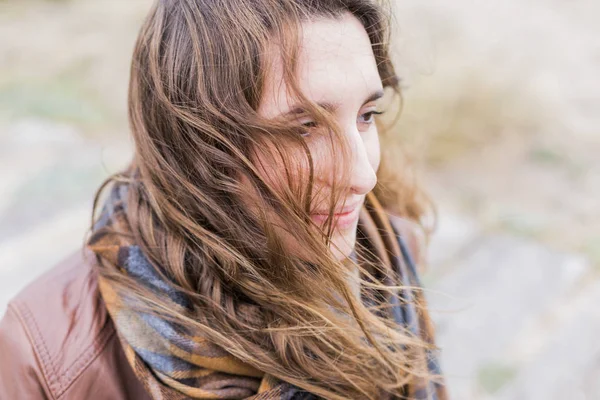 Potret di luar ruangan seorang wanita muda dengan angin menggerakkan rambutnya — Stok Foto