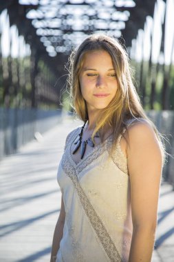 açık havada güzel bir genç kadının portresi