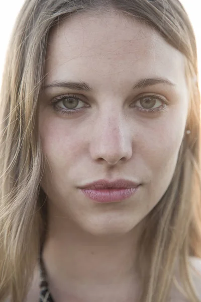 Närbild porträtt av en vacker ung kvinna vid solnedgången — Stockfoto