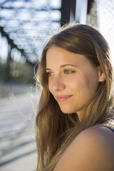 Utomhus porträtt av en vacker ung kvinna — Stockfoto