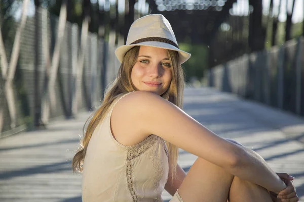 Potret seorang wanita muda saat matahari terbenam — Stok Foto
