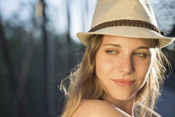 Portrait d'une jeune femme au coucher du soleil — Photo