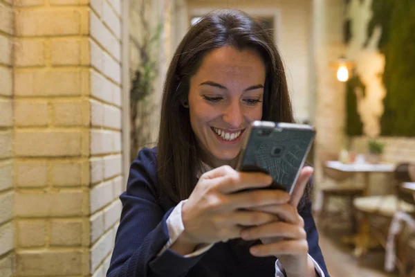 Wanita muda menggunakan smartphone saat breakgast — Stok Foto