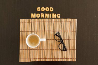 kahve, dizüstü bilgisayar ve güneş gözlüğü ile bir çalışma alanının Üstten Görünüm