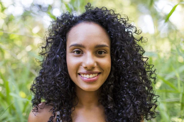 gülümseyen genç afro Amerikalı kadın portresi