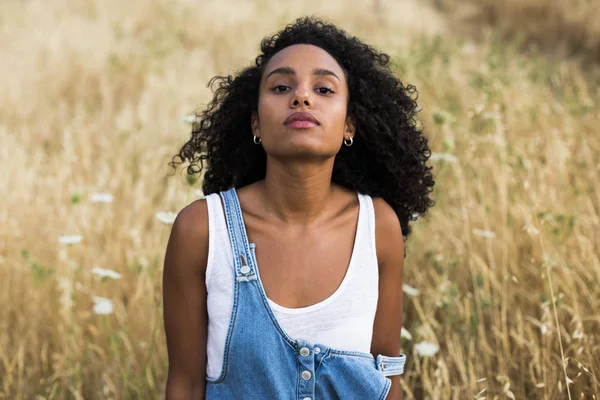 Potret seorang wanita muda afro american — Stok Foto