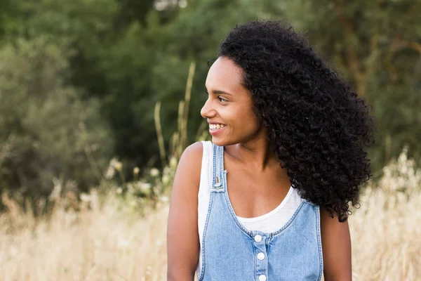 Potret seorang wanita muda afro american tersenyum — Stok Foto