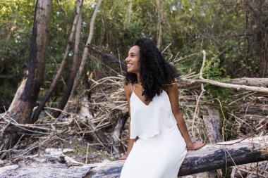 açık havada bir güzel genç afro armerican kadın portresi. LIF