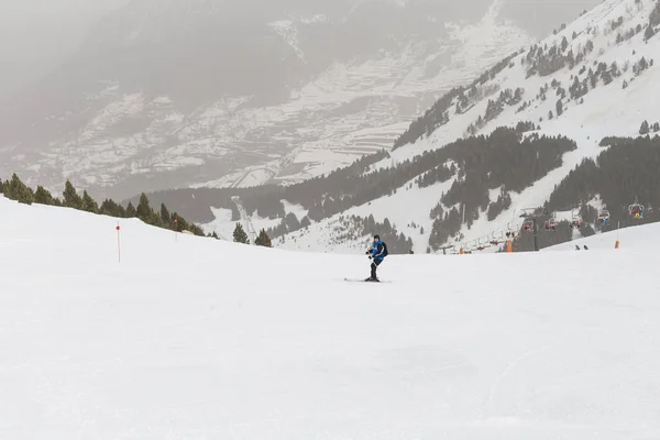 Esquiador esquiando sobre nieve fresca en polvo. temporada de invierno. Deportes — Foto de Stock