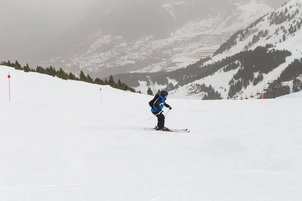 Esquiador esquiando sobre nieve fresca en polvo. temporada de invierno. Deportes — Foto de Stock