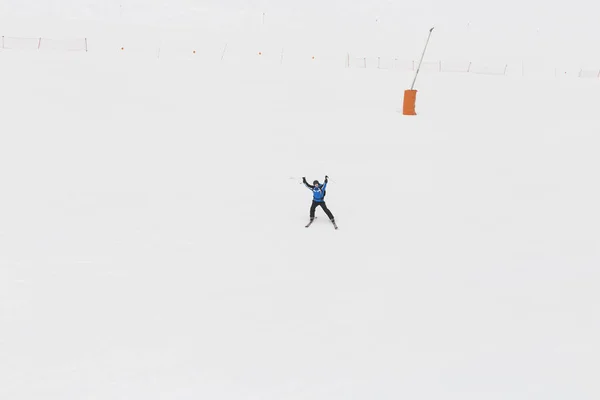 Skieur skiant sur neige fraîche en poudre. saison hivernale. Sports — Photo