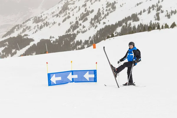 Esquiador divertirse en la cima de la montaña. Jugar con esquís — Foto de Stock