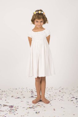 stüdyoda konfeti ile oynayan çocuk. Eğlenceli, bir yaşam tarzı. küçük 