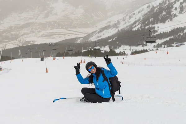 Mujer esquiadora en la cima de la montaña. Temporada de invierno — Foto de Stock