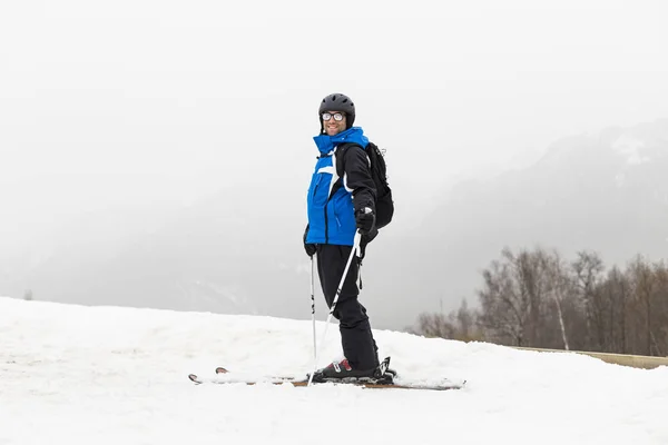 Hombre esquiador en la cima de la montaña. Niebla. Temporada de invierno —  Fotos de Stock