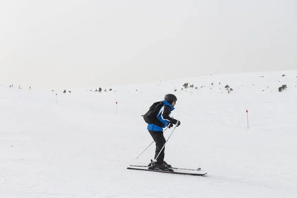 Hombre esquiador en la cima de la montaña. Temporada de invierno. Diversión, deportes y estilo de vida — Foto de Stock