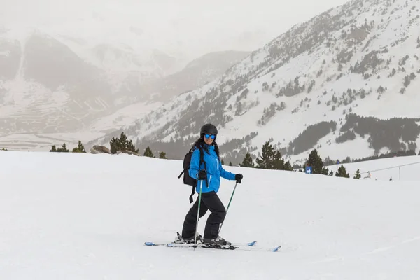 Mujer esquiadora en la cima de la montaña. Temporada de invierno — Foto de Stock