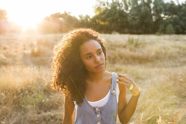 Porträtt utomhus av en ung afro amerikansk kvinna. Gul backgro — Stockfoto