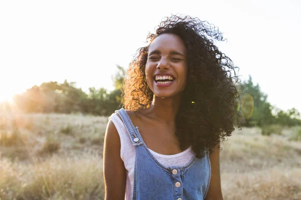 portre açık havada bir genç afro Amerikalı kadın. Sarı backgro