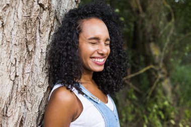 portre açık bir güzel genç afro Amerikalı kadın smili