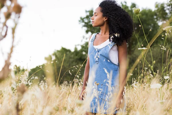 Portrait outdoors of a beautiful young afro american woman at su — Stock Photo, Image