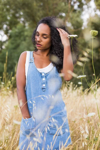 Portrait outdoors of a beautiful young afro american woman at su — Stock Photo, Image