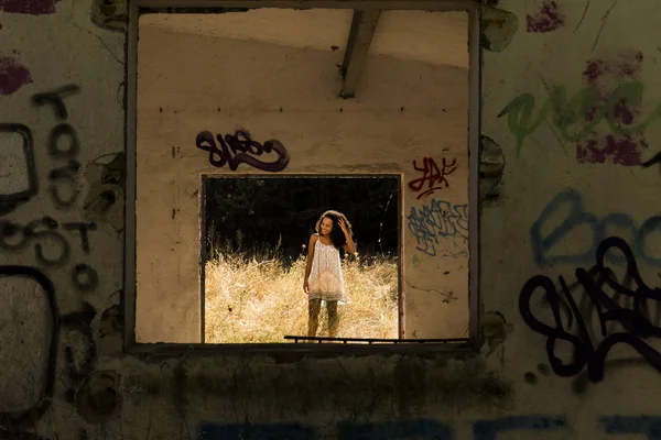 Retrato al aire libre de una joven afroamericana. Respaldo amarillo —  Fotos de Stock