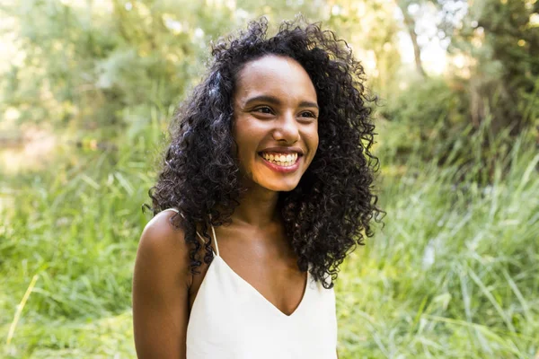 Potret luar ruangan dari indah muda afro american wanita tersenyum — Stok Foto
