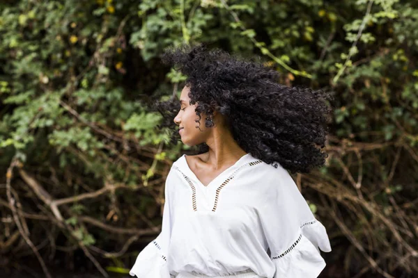 Portrait outdoors of a beautiful young afro american woman at su — Stock Photo, Image