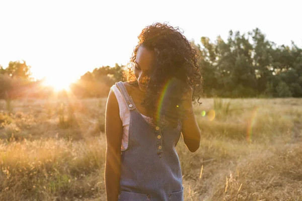 Portrait outdoors of a beautiful young afro american woman smili — Stock Photo, Image