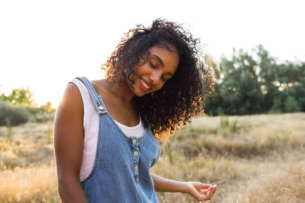 Potret luar ruangan dari indah muda afro american wanita tersenyum — Stok Foto