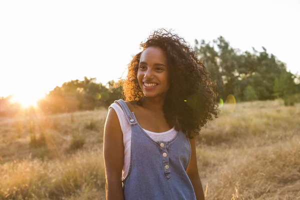 Porträtt utomhus av en vacker ung kvinna som afro amerikansk smili — Stockfoto