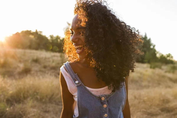 portre açık bir güzel genç afro Amerikalı kadın smili