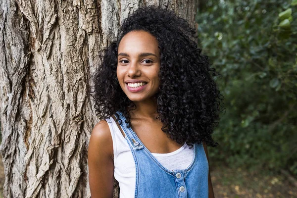 portre açık bir güzel genç afro Amerikalı kadın smili