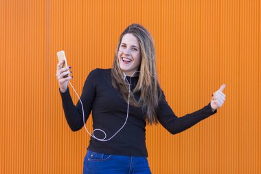 kulaklık ve havi ile müzik dinlemek güzel genç kadın