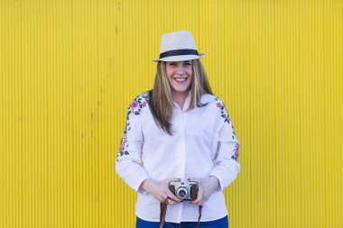 güzel genç kadın ile fotoğraf çekimi ve eski geldi