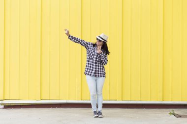 Mutlu güzel kadın vintage fotoğraf makinesi ove ile bir selfie söz