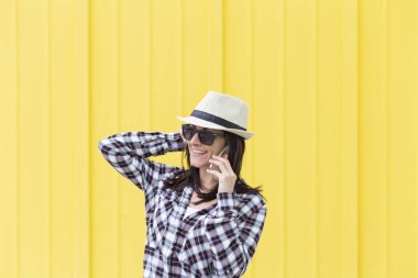 Üzerinde sarı adam Evet mutlu güzel kadın