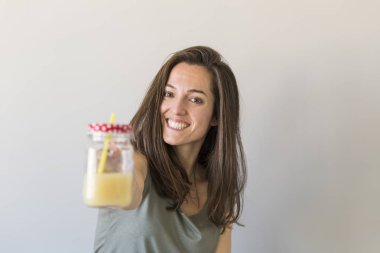 yandan sağlıklı meyve suları ile eğleniyor güzel genç kadın bir